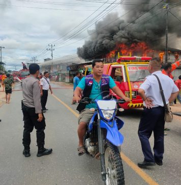 Saksi Mata Kebakaran Dua Ruko di Pulau Bendu : Kepulan Asap dan Api Berasal Dari Lantai Dua