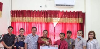 Heri Saman Serahkan Secara Simbolis Bantuan Stimulant Rumah Kepada Warga Penerima