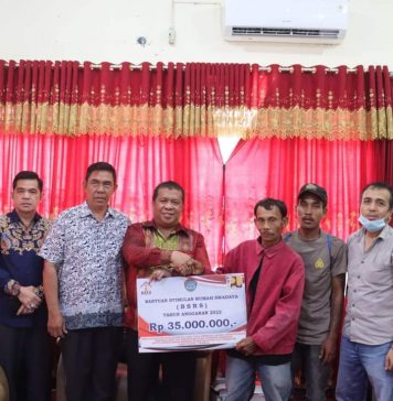 Heri Saman Serahkan Secara Simbolis Bantuan Stimulant Rumah Kepada Warga Penerima