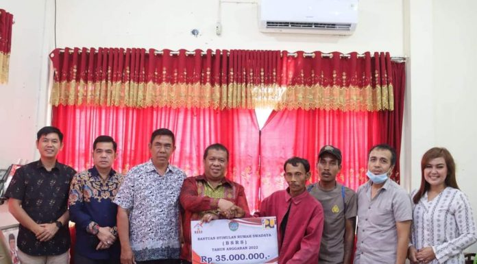Heri Saman Serahkan Secara Simbolis Bantuan Stimulant Rumah Kepada Warga Penerima
