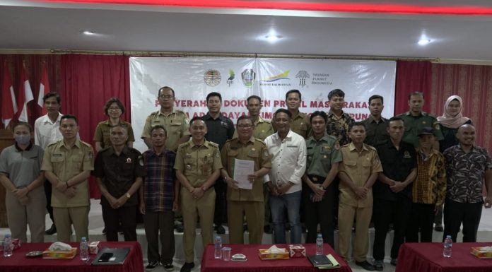 Masyarakat Dayak Simombong dan Belangin Serahkan Profil Hukum Adat