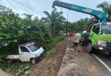 Alami Slip Ban Mobil Pick Up Masuk ke Bahu Jalan, Pengemudi dan Penumpang Selamat