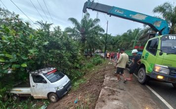 Alami Slip Ban Mobil Pick Up Masuk ke Bahu Jalan, Pengemudi dan Penumpang Selamat
