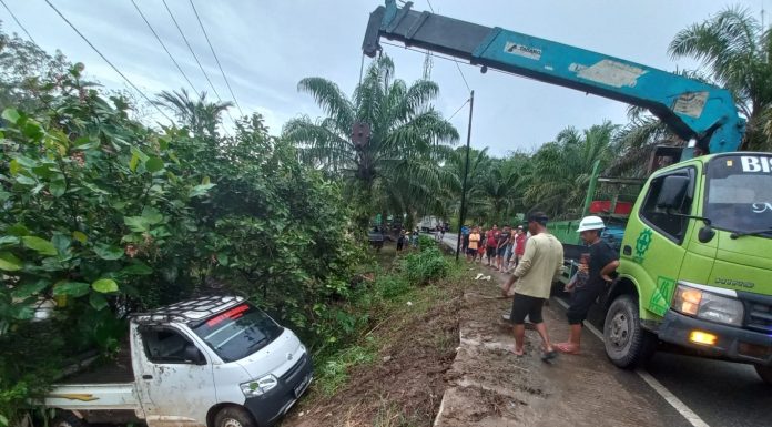 Alami Slip Ban Mobil Pick Up Masuk ke Bahu Jalan, Pengemudi dan Penumpang Selamat