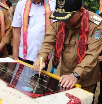 Pj Bupati Landak Resmikan Pamsimas di Desa Lamoanak