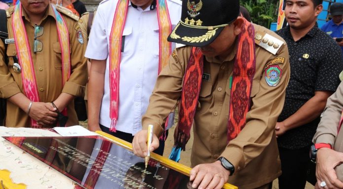 Pj Bupati Landak Resmikan Pamsimas di Desa Lamoanak