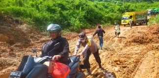 Polisi Sigap Bantu Warga Dorong Motor, Lintas Jalan Rusak