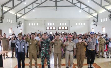 Pemkab Landak Salurkan Bantuan Sembako Tahap V Kepada 180 Penerima di Sebangki