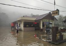 Banjir Rendam Kantor Mapolsek Menyuke Hingga Putus Akses Jalan Sidas- Bengkayang