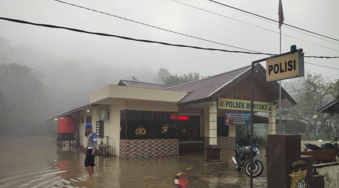Banjir Rendam Kantor Mapolsek Menyuke Hingga Putus Akses Jalan Sidas- Bengkayang