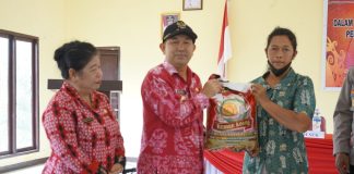 Pemkab Landak Kembali Salurkan Bansos Tahap VI di Meranti