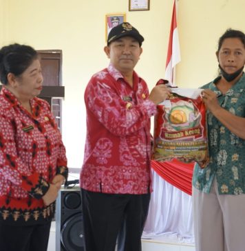 Pemkab Landak Kembali Salurkan Bansos Tahap VI di Meranti