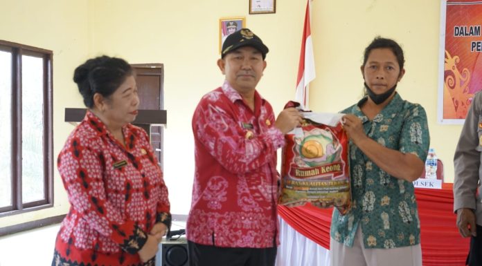 Pemkab Landak Kembali Salurkan Bansos Tahap VI di Meranti