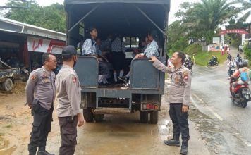 Gunakan Truck Dalmas, Polres Landak Antar Pelajar ke Sekolah