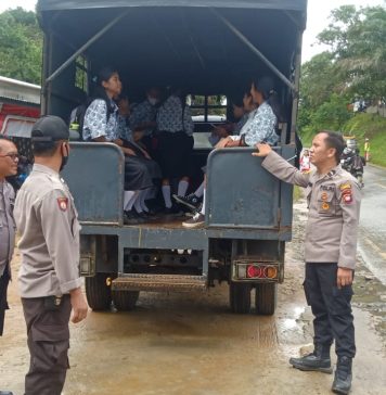 Gunakan Truck Dalmas, Polres Landak Antar Pelajar ke Sekolah