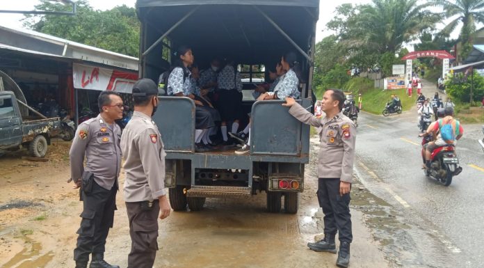 Gunakan Truck Dalmas, Polres Landak Antar Pelajar ke Sekolah