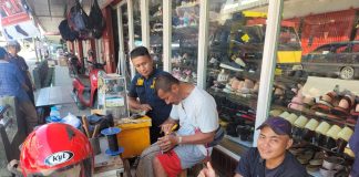 Sambangi Tukang Sol Sepatu, Humas Polres Landak Ajak Bersama Jaga Kamtibmas