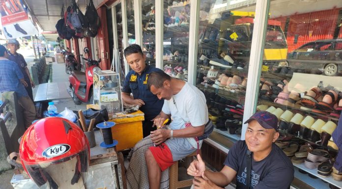 Sambangi Tukang Sol Sepatu, Humas Polres Landak Ajak Bersama Jaga Kamtibmas