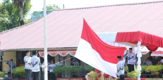 Pj Bupati Landak Jadi Pembina Upacara Peringatan Hari Guru dan HUT ke 77 PGRI