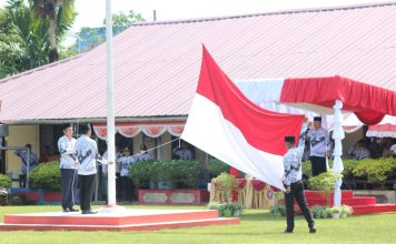 Pj Bupati Landak Jadi Pembina Upacara Peringatan Hari Guru dan HUT ke 77 PGRI