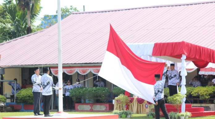 Pj Bupati Landak Jadi Pembina Upacara Peringatan Hari Guru dan HUT ke 77 PGRI