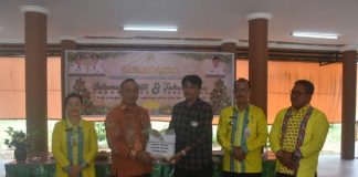Sekda Ketapang Serahkan Paket Natal di Kecamatan Delta Pawan
