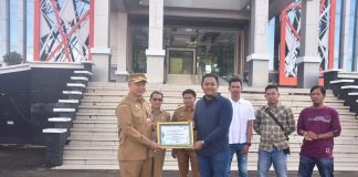 Apresiasi Keterbukaan Informasi Publik AJK Beri Penghargaan Kepada Pemkab Ketapang