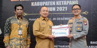 Pemkab Ketapang Serahkan Hasil Penilaian SAKIP dan Evaluasi Kinerja Perangkat Daerah Tahun 2022