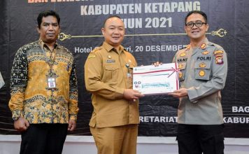 Pemkab Ketapang Serahkan Hasil Penilaian SAKIP dan Evaluasi Kinerja Perangkat Daerah Tahun 2022