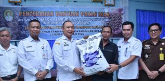 Pemkab Ketapang Serahkan Bantuan Pakan Ikan Kepada Pelaku Budidaya Ikan