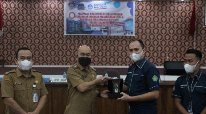 PLP-2 dan KKM Mahasiswa IKIP PGRI Pontianak di Landak, Pj Bupati Samuel Harapkan Implementasikan Ilmu Dengan Baik