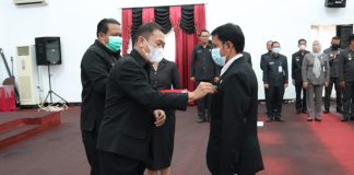 20 PNS di Pemkab Landak Terima Tanda Kehormatan Satyalancana Karya Satya