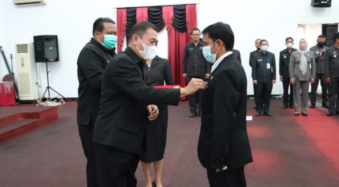 20 PNS di Pemkab Landak Terima Tanda Kehormatan Satyalancana Karya Satya