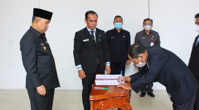 Lantik 13 Pejabat Fungsional, Pj Bupati Landak Samuel : Segera Lakukan Penyesuaian dan Laksanakan Tugas