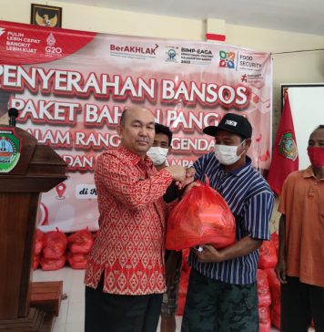 Masyarakat Kecamatan Jelimpo Terima Paket Bahan Pangan