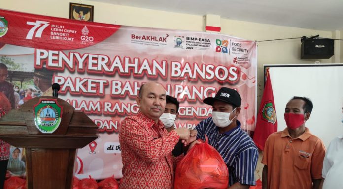 Masyarakat Kecamatan Jelimpo Terima Paket Bahan Pangan
