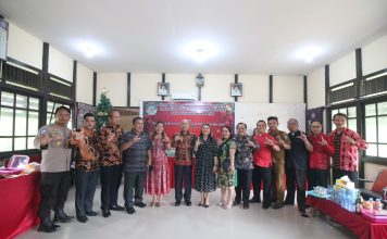 Hadiri Natal dan Open House Kecamatan Kuala Behe, Karolin Ajak Masyarakat Jaga Kekompakan