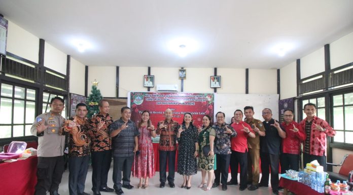 Hadiri Natal dan Open House Kecamatan Kuala Behe, Karolin Ajak Masyarakat Jaga Kekompakan