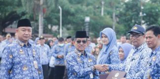 Sekda Ketapang Serahkan Secara Simbolis Enam Unit Mobil Ambulance dan Piagam Hasil Penilaian Kebersihan