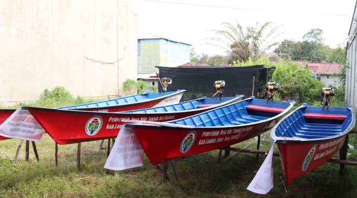 Rawan Banjir, Empat Dusun di Hilir Tengah Ngabang Terima Bantuan Perahu Evakuasi