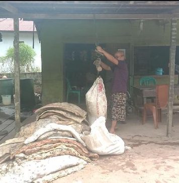 Warga Desa Kayu Ara Harapkan Adanya Kenaikan Harga Karet
