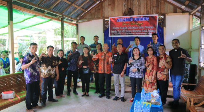 Karolin Ajak Masyarakat Gotong Royong Bangun Gereja