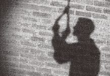 Warga Menyuke Geger, Mayat Pria Ditemukan Tergantung di Gudang Mobil