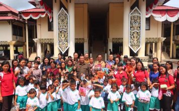Puluhan Siswa – Siswi Paud Ester Pampang Kunjungi Kantor DPRD Landak