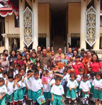 Puluhan Siswa – Siswi Paud Ester Pampang Kunjungi Kantor DPRD Landak
