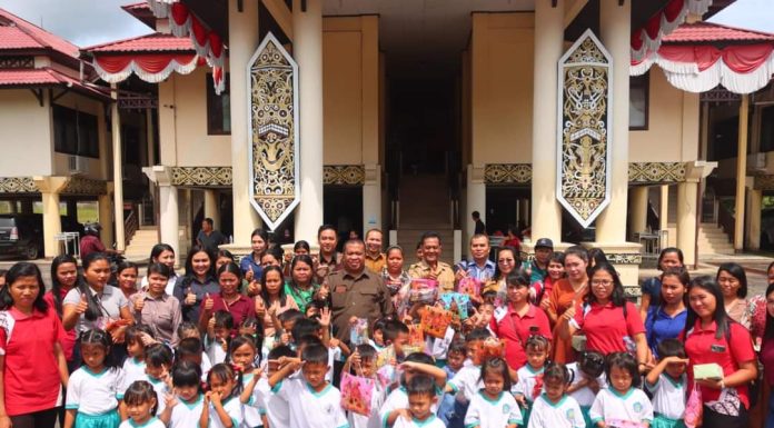 Puluhan Siswa – Siswi Paud Ester Pampang Kunjungi Kantor DPRD Landak