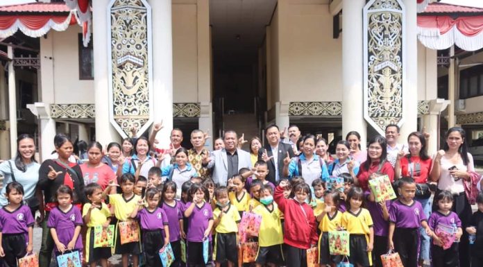 Heri Saman Jelaskan Tugas dan Wewenang DPRD Saat Terima Kunjungan Siswa-Siswi Paud Mantoada