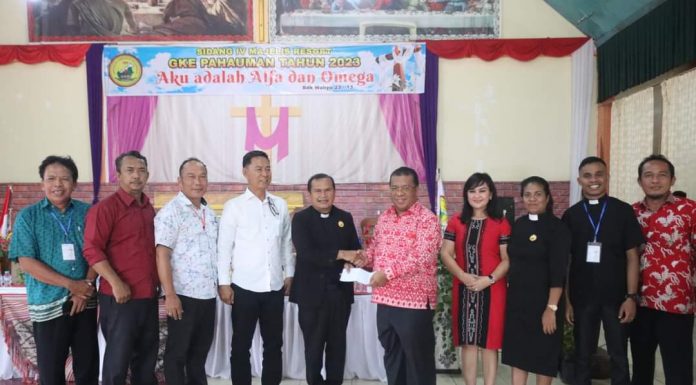 Heri Saman Buka Sidang IV Majelis Resort GKE Pahuman Tahun 2023