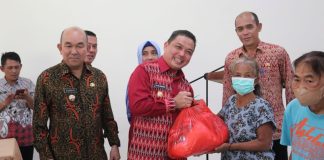 Pj Bupati Landak Bersama Wagub Kalbar Salurkan Bantuan Sosial Bahan Pangan di Sengah Temila