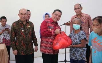 Pj Bupati Landak Bersama Wagub Kalbar Salurkan Bantuan Sosial Bahan Pangan di Sengah Temila